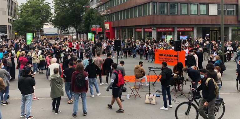 Viele Menschen haben sich am Mittwochabend vor der Petrikirche in Dortmund versammelt.