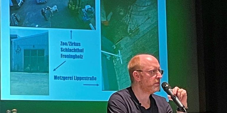 Friedrich Mülln von der Soko Tierschutz konfrontierte die rund 100 Zuhörer im Kolpingsaal mit grausigen Details des Tierquäler-Skandals.