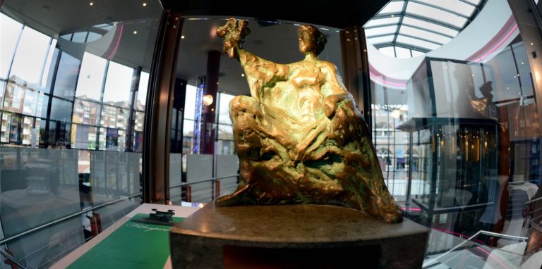 Das Kinofest-Logo, das auf der Lüdia, der Statue für den Filmpreisgewinner basiert, geht auf die neuen Veranstalter über, bleibt unverändert.