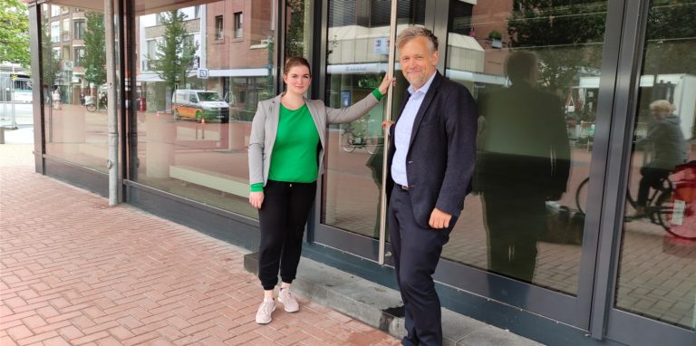 Thomas Kausch, Geschäftsführer der Hamburger Stadtmanufaktur, und Projektassistentin Sophie May vor dem leerstehenden Ladenlokal in einem der Neubauten an der Münsterstraße in Höhe des Tobiasparks.
