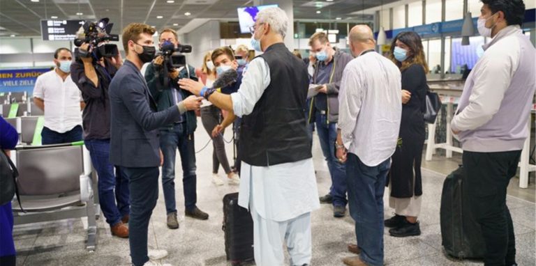 In Sicherheit gebrachte Menschen aus Afghanistan kommen auf dem Frankfurter Flughafen an.