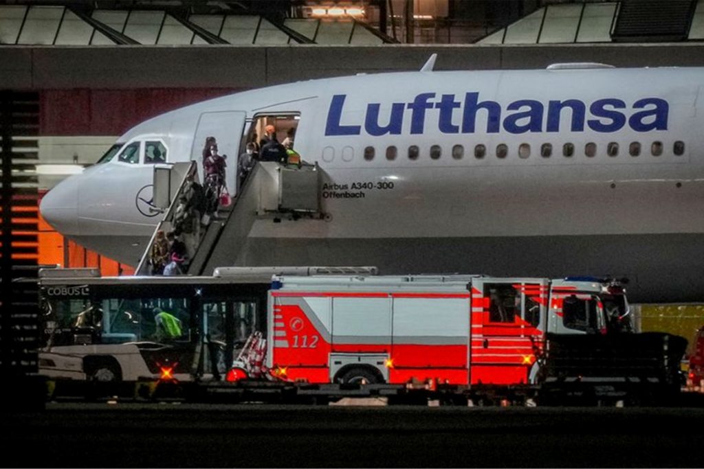 title attribut Rund 500 Menschen befanden sich an Bord der beiden gecharterten Flieger von Lufthansa und Uzbekistan Airways.