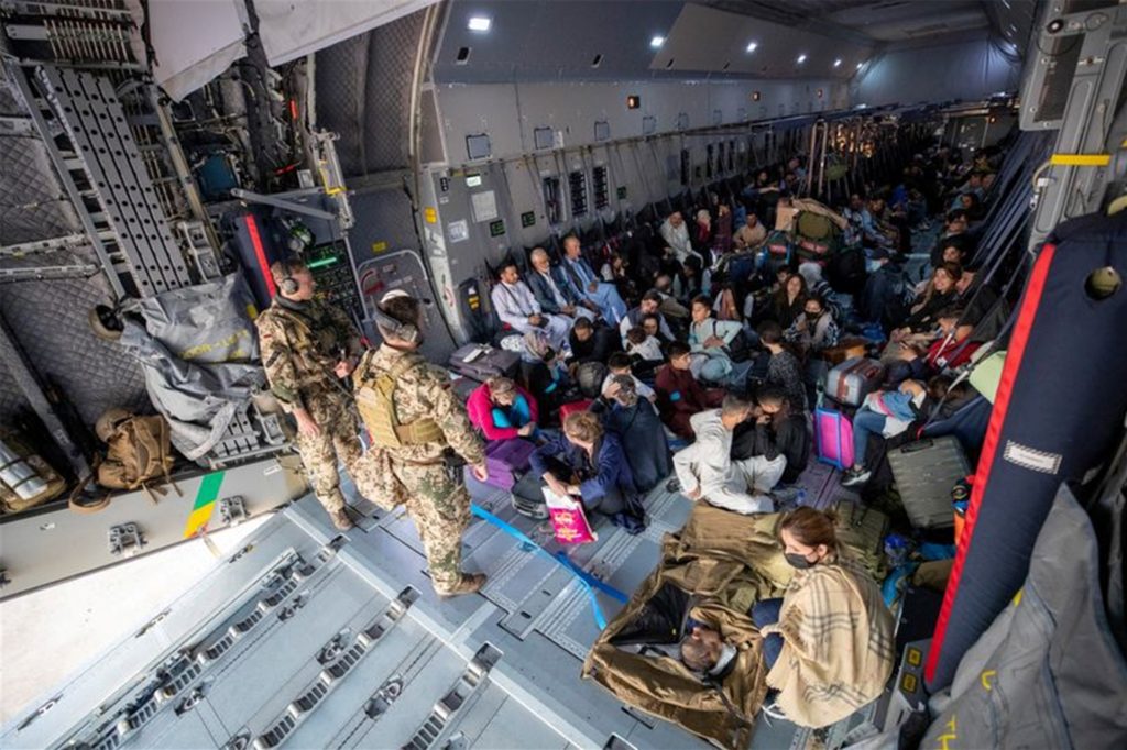 title attribut Transportmaschine mit insgesamt 211 Bundesbürgern, afghanischen Ortskräften und weiteren Passagieren in Taschkent.
