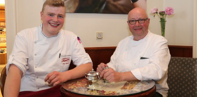 Friedrich Telgmann (r.) hat sich zur Zukunft des Café-Betriebes geäußert. Neben ihm Sohn Peter, bekannt durch sein selbst gemachtes Eis.