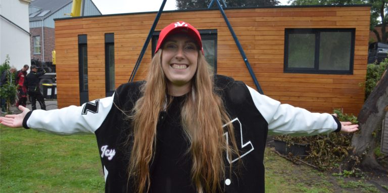 Antonella Heidel (24) zieht bald ins erste Tiny House Dortmunds ein. Am Donnerstag (19.8.) ist es aufgestellt worden.