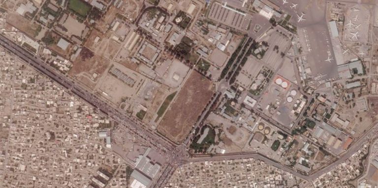 Eine Luftaufnahme des Flughafens in Kabul. Ein Deutscher ist auf dem Weg dorthin angeschossen worden