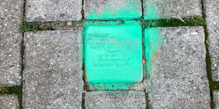 Zuletzt hat es in Dortmund-Dorstfeld mehrere Vorfälle gegeben, in denen Stolpersteine beschädigt worden sind, die in Gedenken an von den Nationalsozialisten ermordeten Juden verlegt worden waren.