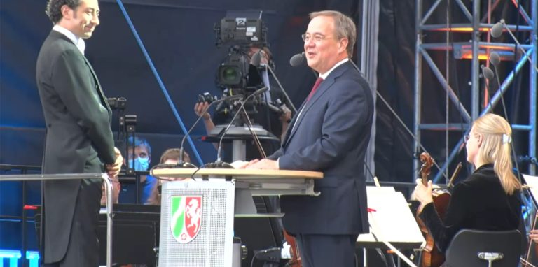 Armin Laschet begrüßte die Gäste beim NRW-Sommerkonzert im Schloss Nordkirchen.