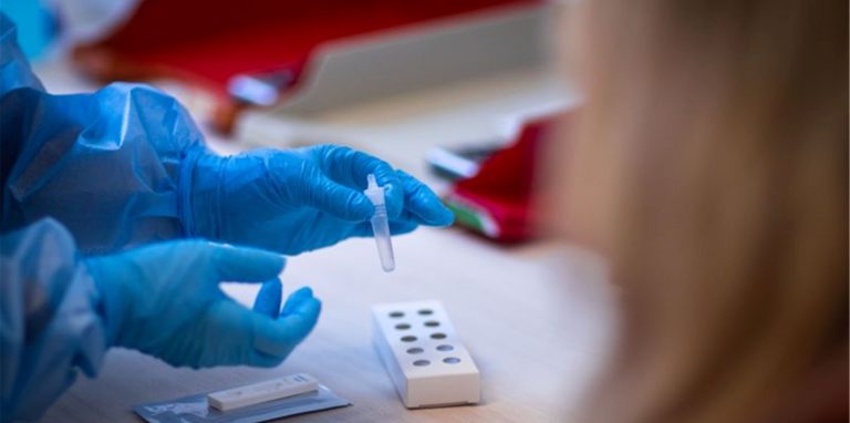 Die Gesundheitsämter in Deutschland meldeten dem RKI binnen eines Tages 7050 Corona-Neuinfektionen.