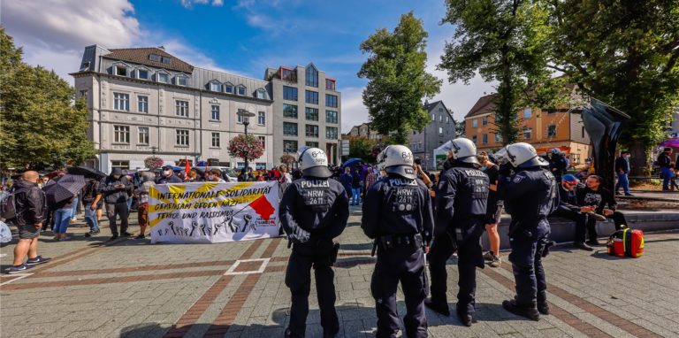 Die Polizei begleitete die Demo nach Dorstfeld mit einem Großaufgebot.