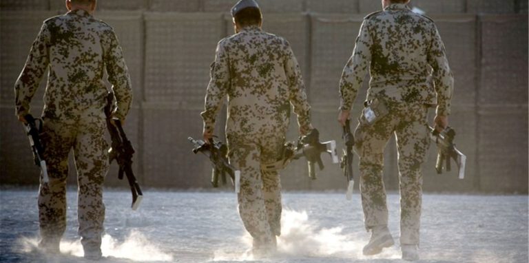 Bundeswehrsoldaten tragen Waffen zum Depot im Feldlager nahe Kundus (Archivbild).