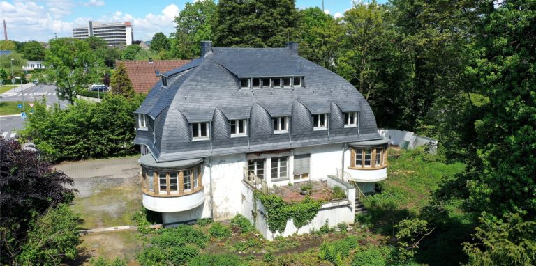Die Villa Urbahn aus der Drohnenperspektive: Eigentlich sollte im August umgebaut werden, doch die Arbeiten stocken.