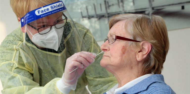 Von Woche zu Woche lassen sich mehr Menschen in Werne testen, wie hier auf dem Archivbild aus dem Jakubke-Testzentrum.