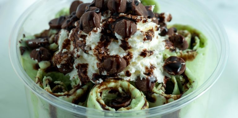 Röllchen statt Kugeln: Ice Cream Rolls sind in diesem Sommer der Trend, wenn es um Eis geht.