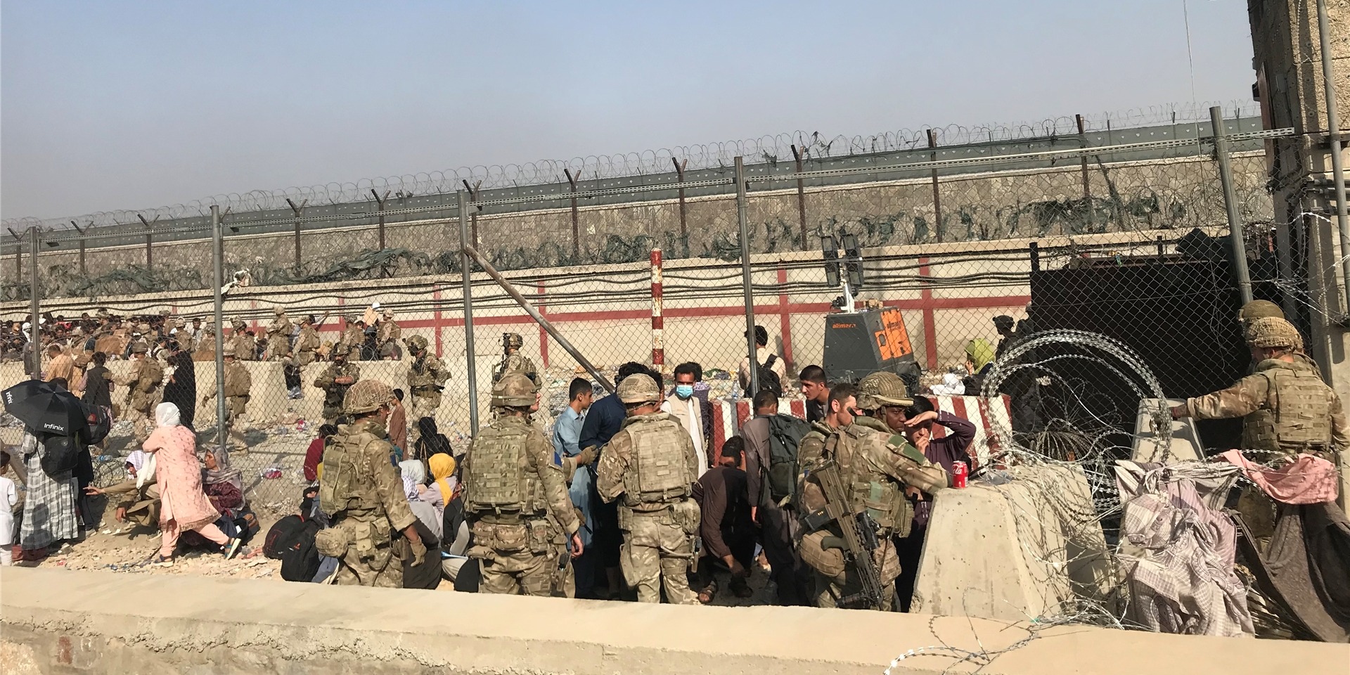 Trotz einiger Zeichen der Entspannung am Flughafen der afghanischen Hauptstadt Kabul harren dort weiterhin Tausende verzweifelte Menschen bei großer Hitze und teils chaotischem Gedränge aus.