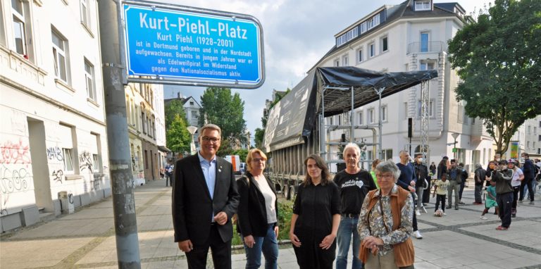 Dieses Schild soll zukünftig an Kurt Piehl erinnern, der als Edelweißpirat einen Teil zum Widerstand gegen das NS-Regime beigetragen hat.