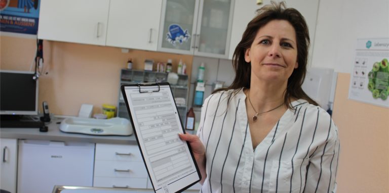Tierärztin Christina Nöske legt in ihrer Praxis Bögen aus, mit denen man an der Petition gegen die Tierarzneimittelverordnung teilnehmen kann.