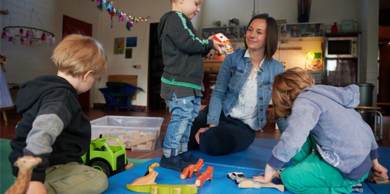 Bis ins Jahr 2030 fehlen laut einer Bertelsmann-Studie 230.000 Erzieher in Deutschland, um eine kindergerechte Personalausstattung bei gleichzeitigem Kitaplatzausbau zu gewährleisten.