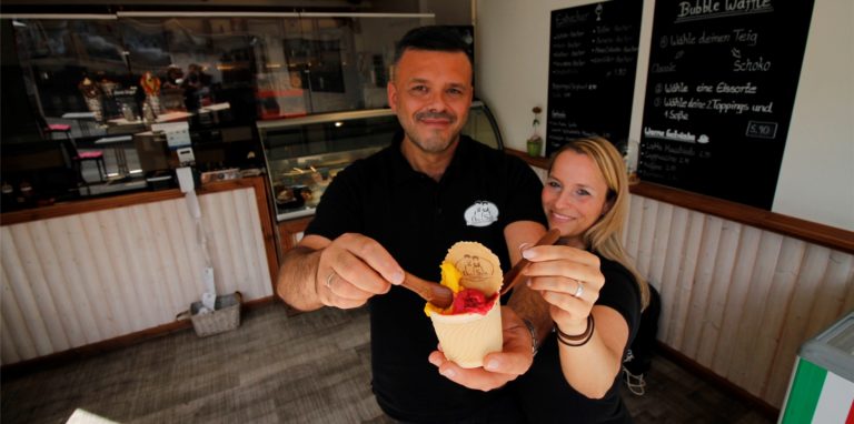 Diesen Eisbecher können Kunden komplett aufessen: In der Eismanufaktur Nino & Sarah können Kunden essbare Becher und Löffel für ihren Eisbecher bestellen. Nino und Sarah Gulisano betreiben die Eisdiele in Lendringsen seit vier Jahren – und sind nun im Ranking des Magazins Falstaff von den Kunden auf Platz 2 der beliebtesten Eisdielen gewählt worden.