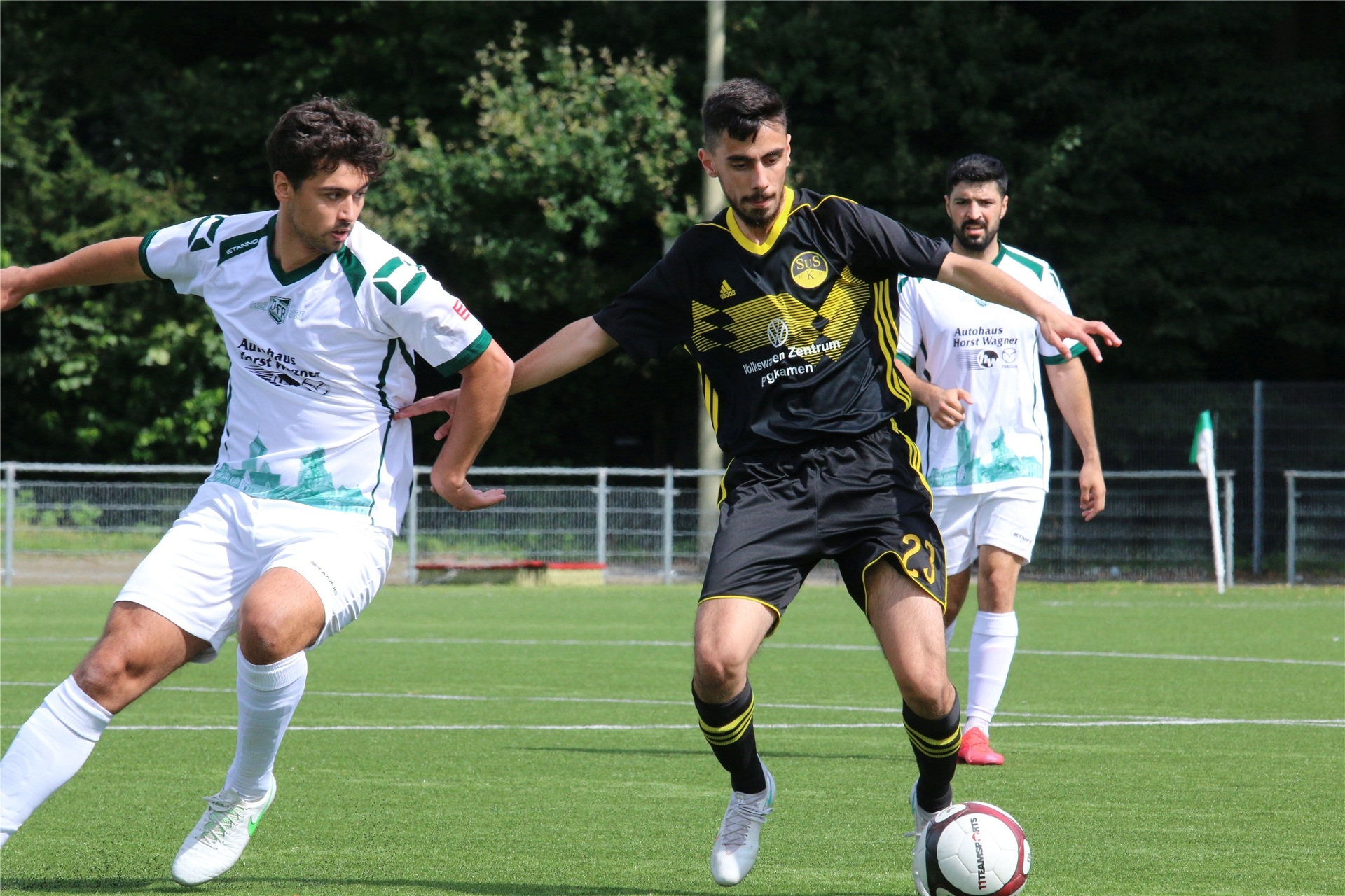 Mit dem Auftritt gegen den VfR Sölde konnte Coach Lange nicht zufrieden sein. Sein SuS verlor 1:3 gegen den Bezirksligisten. Dennoch zeigte auch der interne Neuzugang Muhsin Aktas (r.) während der Vorbereitung gute Ansätze.