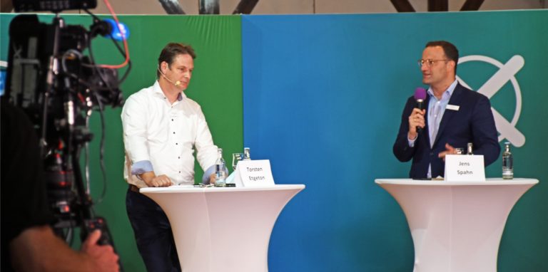 Jens Spahn (CDU, r.) und Torsten Etgeton (AfD) im Streitgespräch über die Impfungen gegen das Coronavirus. Am Ende behält Spahn die Oberhand: „Was Sie hier betreiben ist Desinformation“, hält er dem AfD-Kandidaten vor.