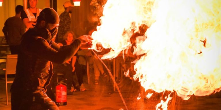 Feuer!! Chris Blaze ist der „Fire Ninja“ und Teil der Show 3.
