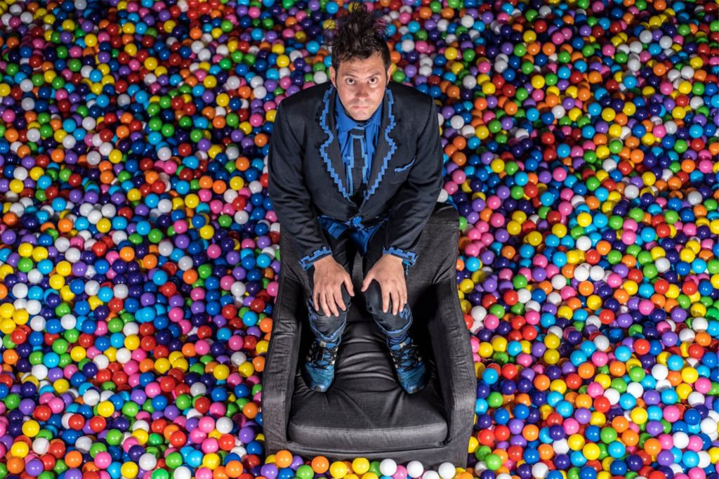 El Goma ist im Showblock 3 ein Comedy-Clown, der absurd-lustige Momente auf die Bühne bringt.
