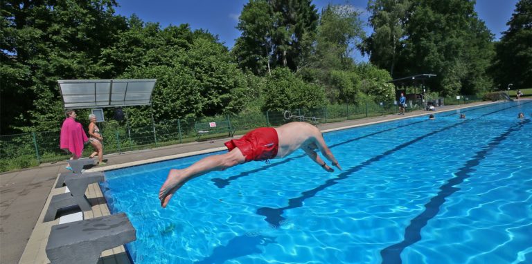 So sonnig sah es in diesem Jahr nicht oft im Freibad Dellwig aus. Wegen der mäßigen Wetterprognosen mit Regen und Kälte werden nun vorerst die Öffnungszeiten verkürzt.