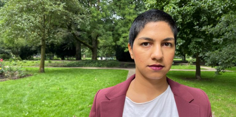 Ilie Shirin hatte sich eigentlich auf das Spiel der ersten Damen-Mannschaft gefreut. Die Kontrolle einer Ordnerin setzte dieser Vorfreude jedoch jäh ein Ende. Die 26-Jährige beschreibt es heute als „herabwürdigend“.