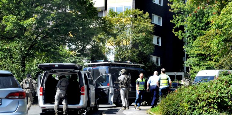Ein Spezialeinsatzkommando (SEK) der Polizei rückte in der Straße Im Ortsstück an.
