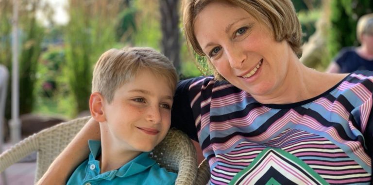 Marjan Hesse (40) mit ihrem achtjährigen Sohn Jakob. Die Schwerterin bekommt bald ein zweites Baby. In der 16. Schwangerschaftswoche hat sie sich gegen das Coronavirus impfen lassen.