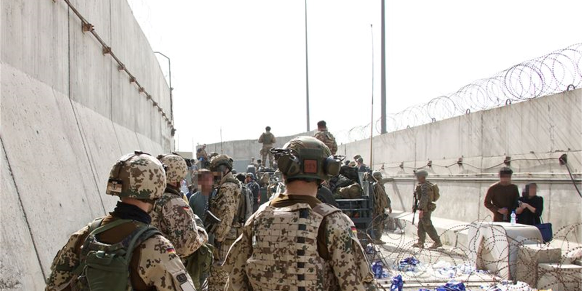Die US-Botschaft warnte, es gebe eine Gefahrenlage an den Toren des Flughafens Kabul.