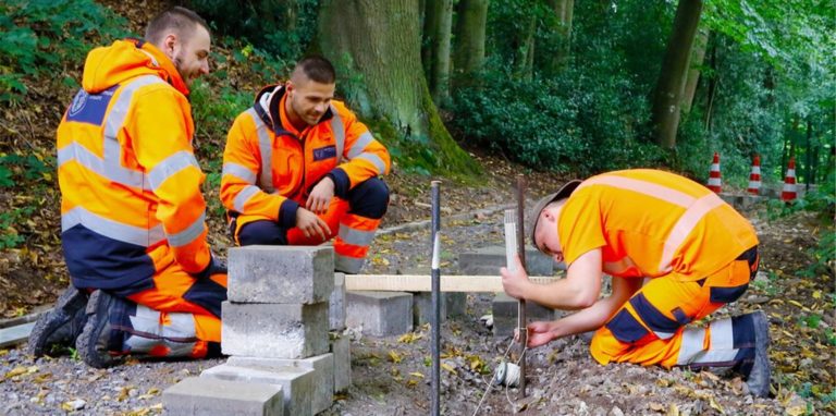 Bei einem Praxisprojekt an der Goerdelerstraße in Kirchhörde arbeiten Azubis vom Tiefbauamt und vom Grünflächenamt zusammen. „Die gute Kooperation sowie der kurze Draht der Ausbildenden vor Ort bereichern die unterschiedlichen Ausbildungen und ermöglichen den Blick über den Tellerrand“, sagt Baudezernent Arnulf Rybicki zum Start des neuen Ausbildungsjahres bei der Stadt Dortmund.