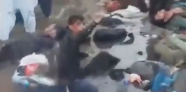 Überlebende und Verletzte am Ort einer Explosion außerhalb des Flughafens in Kabul.