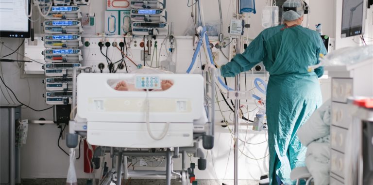 Jüngere Menschen erkranken zwar seltener sehr schwer an Covid-19 als ältere. Aber es gibt durchaus Fälle, in denen auch unter 30-Jährige beatmet werden müssen oder sterben.