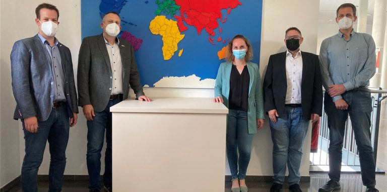 Das AFG in Werne ist digitale Modellschule und profitiert von den Fördergeldern aus dem Digitalpakt Schule. v.l.: Thorsten Kluger (Projektmanager Zukunftsklassenprojekt), Schulleiter Marcel Damberg, Kathrin Kötter von der Stadt Werne, Stefan Böhm (Vorsitzender der Schulpflegschaft) und Maik Bäumer.
