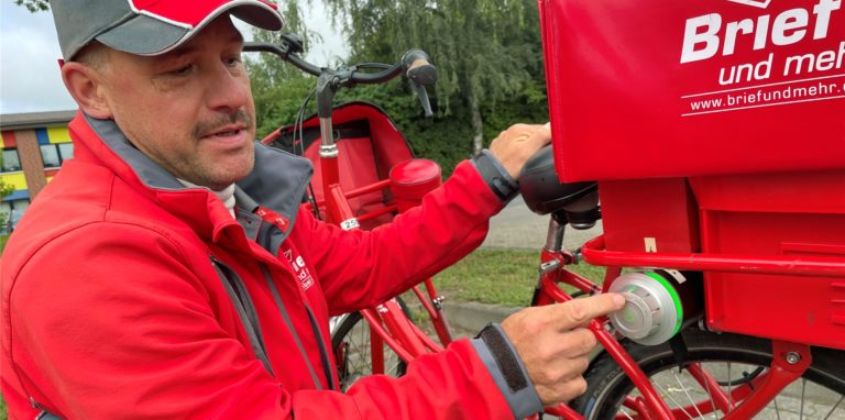 Kraftpaket: Ein Akku in ungewöhnlichem Thermoskannen-Format versorgt das E-Bike mit Strom.