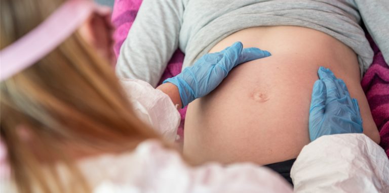 Für schwangere Frauen ist das Risiko deutlich erhöht, einen schweren Corona-Verlauf zu bekommen.