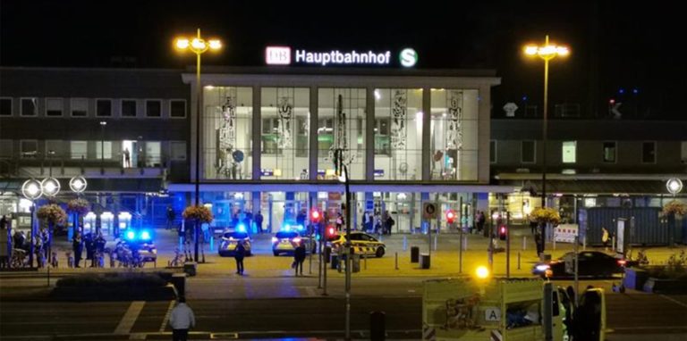 Vier Polizeiwagen stehen vor dem Hauptbahnhof Dortmund.