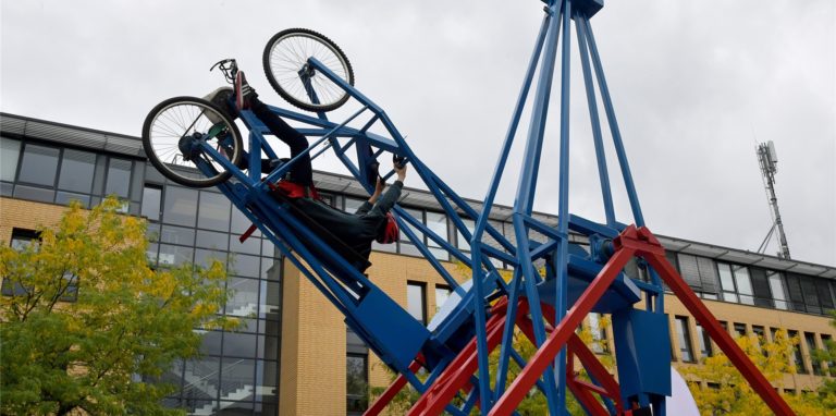 Einen Looping auf dem Fahrrad konnten Besucher der „Mobile Open Days“ am Samstag (28. August) in Lünen drehen.
