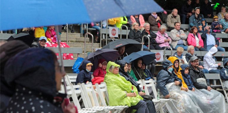 Das Straßenkunst-Festival auf der Freilichtbühne litt das gesamte Wochenende unter dem unbeständigen Wetter. Das Publikum hatte sich aber gut gewappnet.