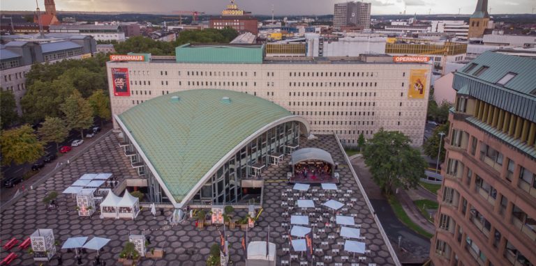 Blick von oben auf die Terrasse des Opernhauses mit Dortmund-Panorama im Hintergrund (Dronenaufnahme)