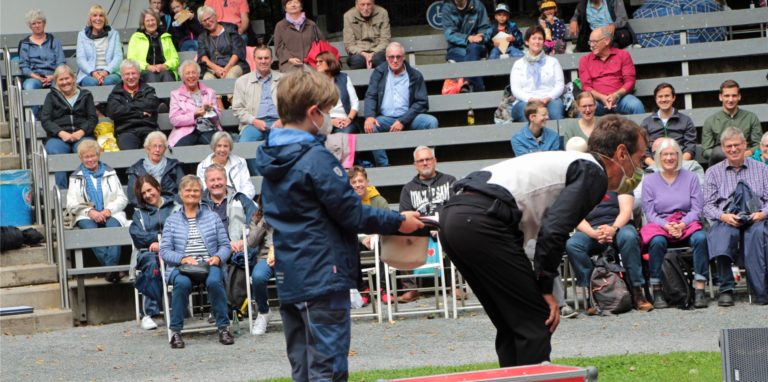 Straßenkünstler und Publikum harmonierten gut in der Freilichtbühne Werne. Wie hier Jonglage-Clown Javi Javichy mit einem Jungen von den Zuschauerrängen.