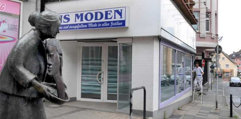 Die Fensterrahmen werden schon in den neuen Unternehmensfarben Lila und Grün gestrichen: Nach längerem Leerstand zieht in das frühere Ladenlokal von H&S-Moden an der Ostenstraße ein in Schwerte bekanntes Geschäft ein.
