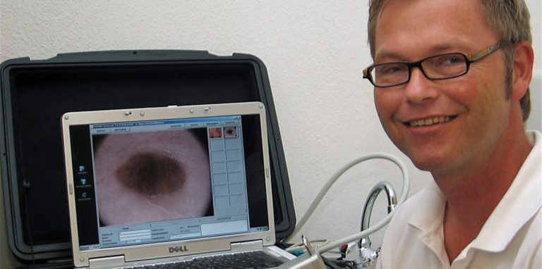 Mit dem Videomikroskop untersucht Hautarzt Dr. Marcus Happe verdächtige Stellen auf der Haut.