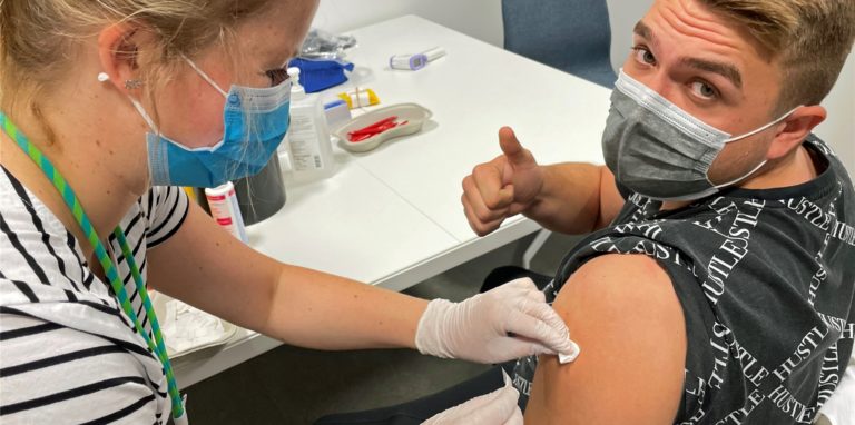 Biontec drin, Pflaster drauf, Daumen hoch. Phillip Mettbach hat sich am Dienstagmorgen die erste Impfung gegen das Coronavirus geben lassen.