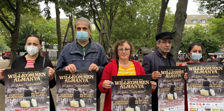 Abbas Dogan (2.v.l.) und Tülin Dolutas (3.v.l) haben ein Festival auf dem Nordmarkt anlässlich eines besonderen Jubiläums organisiert.