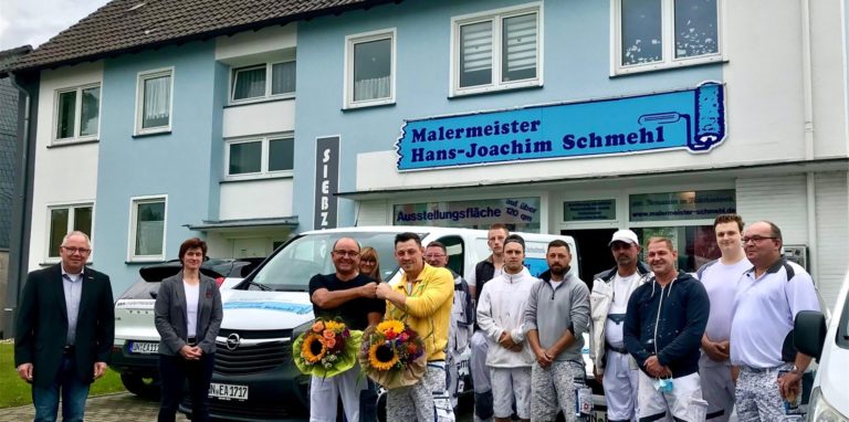 Hans Joachim Schmehl (vorn links) und sein ehemaliger Mitarbeiter Denis Gelevera (rechts) bei der offiziellen Geschäftsübergabe mit Innungs-Obermeisterin Nicole Walger (2.v.l.) und Volker Stein (l.).