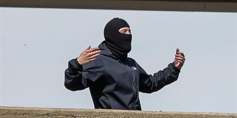 Vermummte Täter griffen am 22. August eine antifaschistische Demonstration mit Steinen und Böllern an.