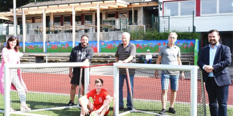 Neben Mini-Fußballtore wurden auch Fächerdüsen für die Tennisabteilung mithilfe der städtischen Sportförderung angeschafft. Bürgermeister Dimitrios Axourgos, Amtsleiterin Gabriele Stange und der Stadtverbandsvorsitzende Peter Schubert (2.v.r.) waren beim SG Ergste vor Ort. Ulf Schröder (2.v.l.) und Karl-Heinz Busemann vertraten den Verein.